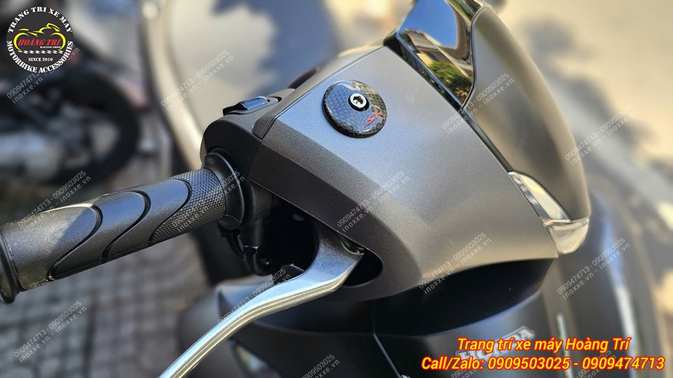 Chụp nắp kính hậu Carbon cho xe SH