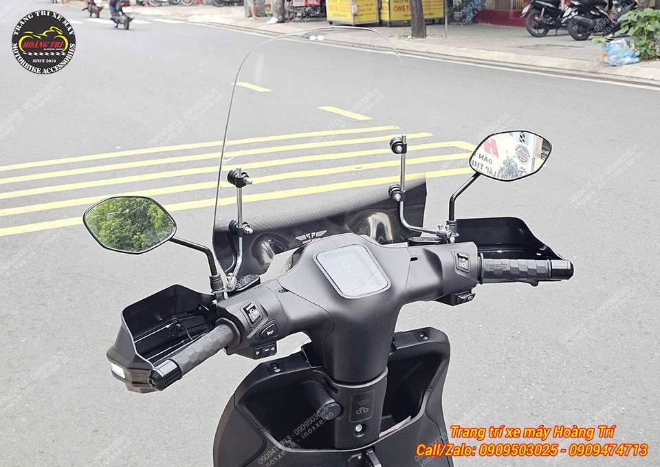 Kính chắn gió cao cho xe máy gắn chân gương