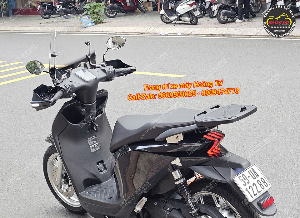 Kính chắn gió cao cho xe máy gắn chân gương