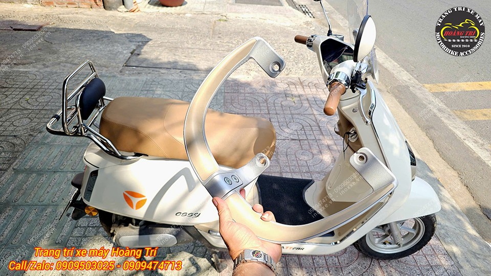 Baga sau tựa lưng xe máy điện Yadea