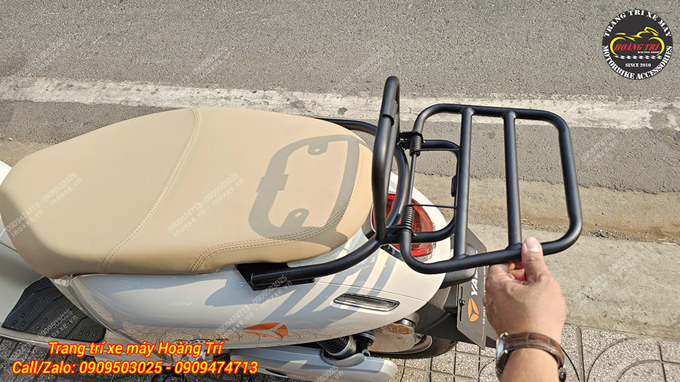 Baga sau tựa lưng xe máy điện Yadea