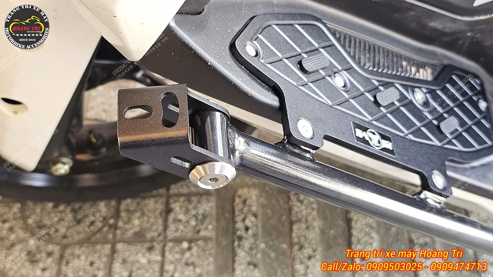 Chống đổ kèm tấm lót chân nhôm CNC Yamaha NMAX