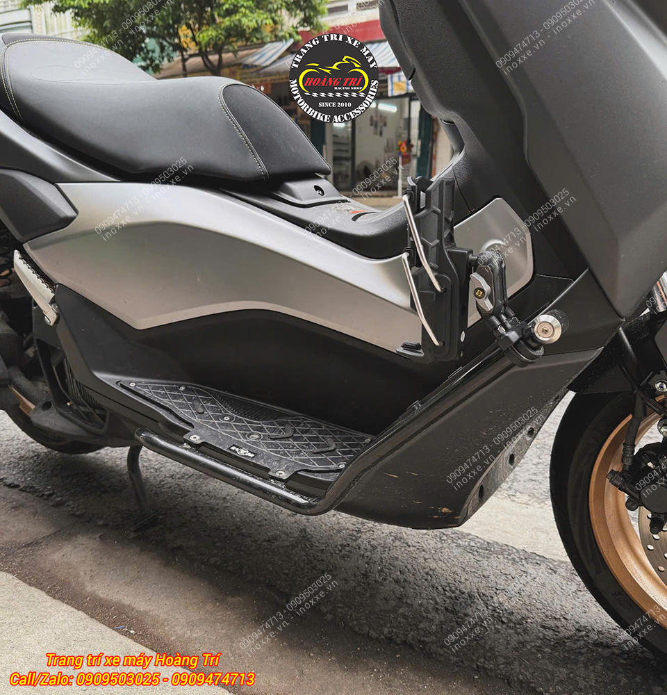 Chống đổ kèm tấm lót chân nhôm CNC Yamaha NMAX