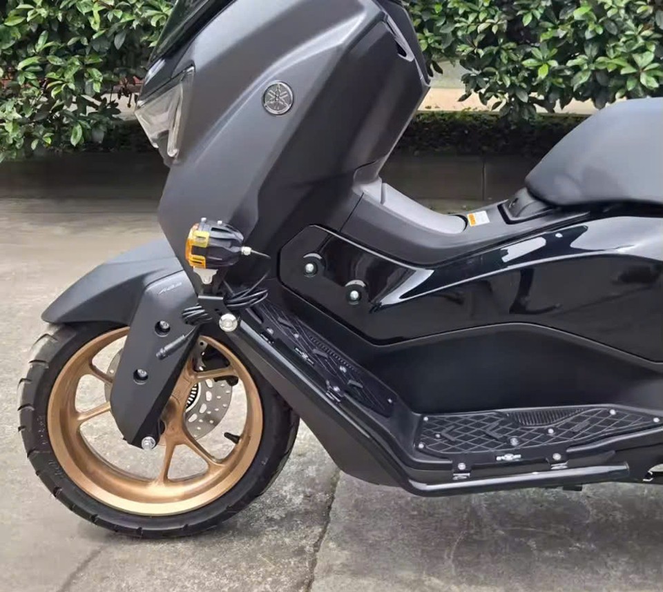 Chống đổ kèm tấm lót chân nhôm CNC Yamaha NMAX