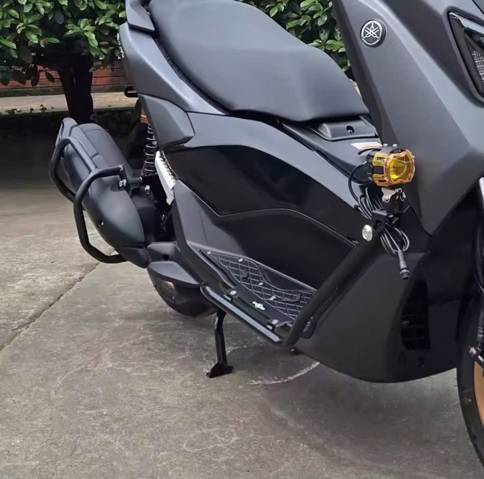 Chống đổ kèm tấm lót chân nhôm CNC Yamaha NMAX
