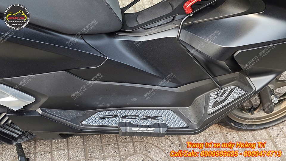 Thảm để chân PCX 160 2025 nhôm CNC