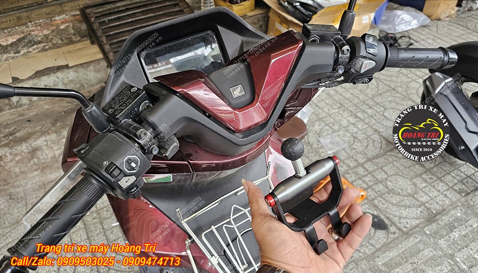Thanh ngang GPS PCX 160 tích hợp móc treo đồ
