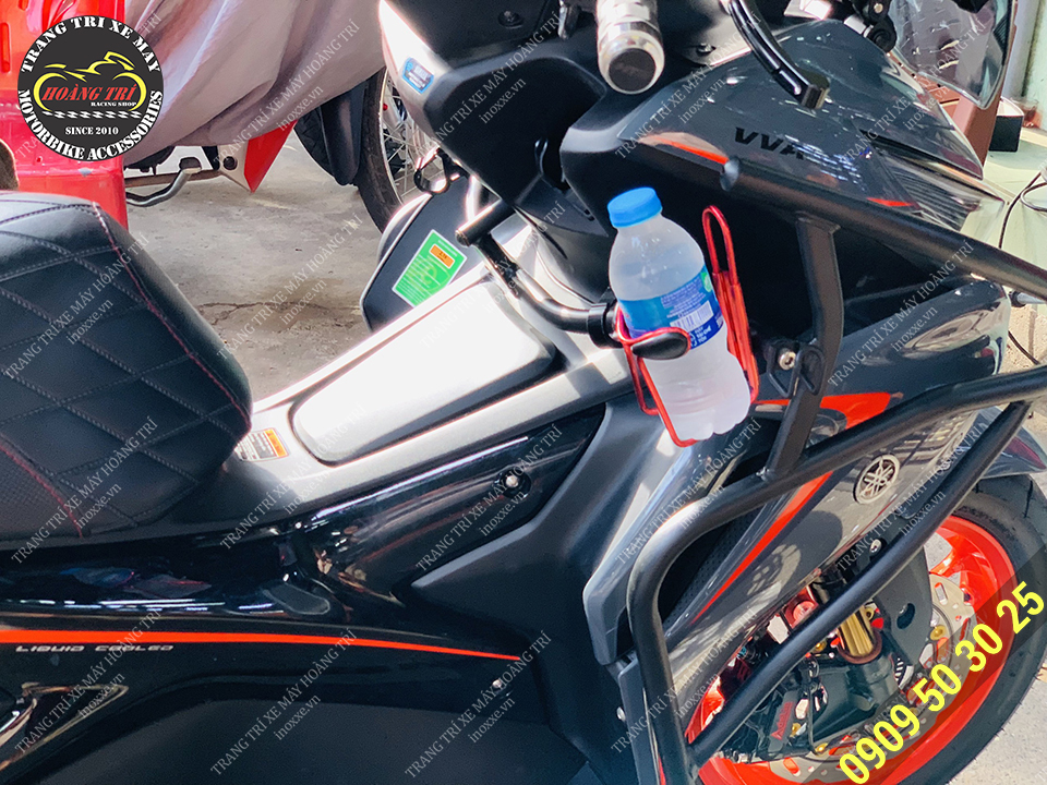 Giá đỡ chai nước trên xe máy