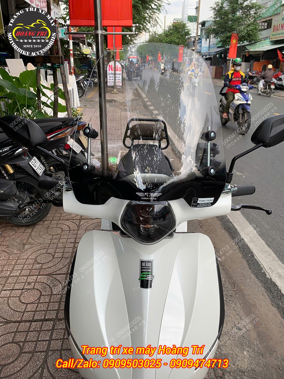 Kính chắn gió cao cho xe máy gắn chân gương