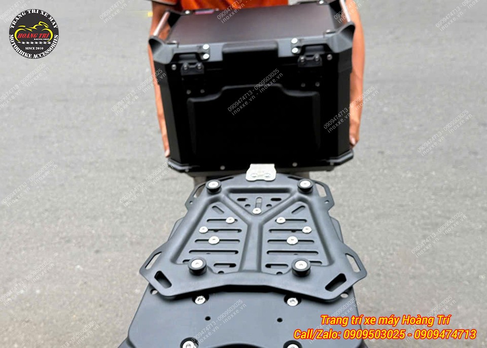 Ốp cản sau nhôm đúc nguyên khối PCX 160