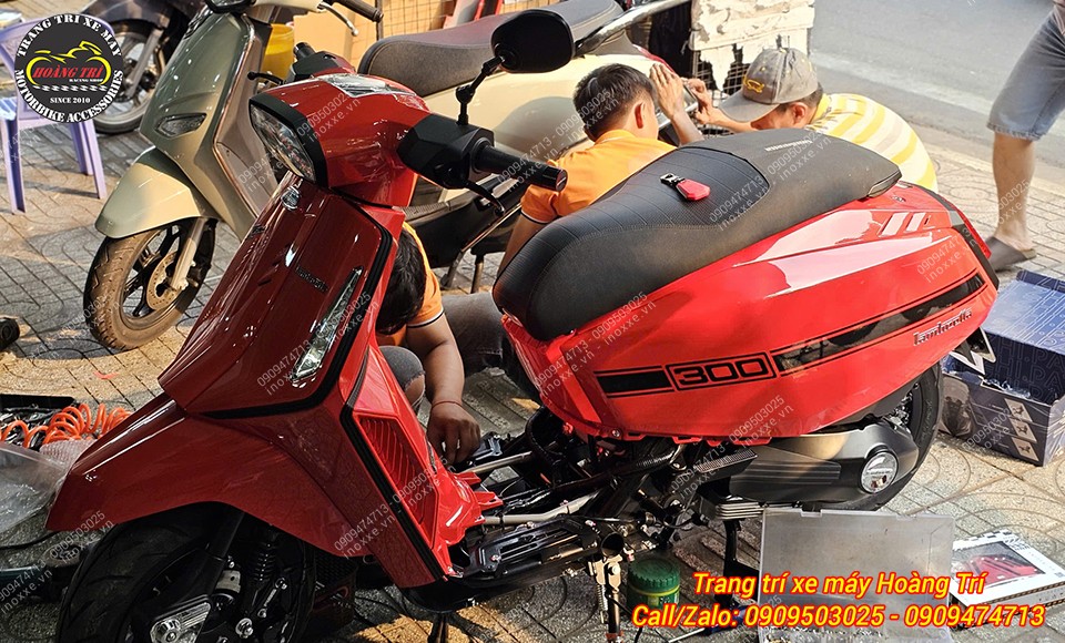 Độ bật gác chân sau tự động cho xe Lambretta