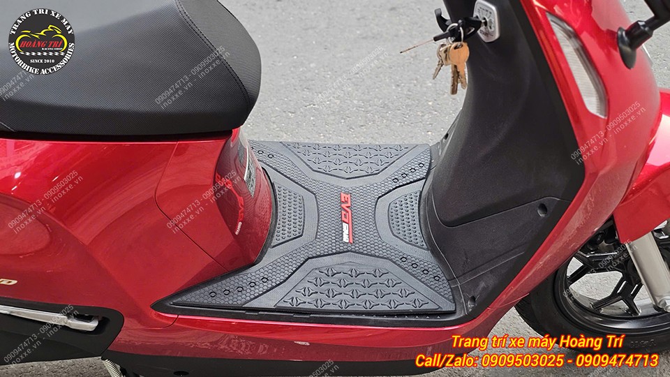 Thảm để chân xe máy điện EVO