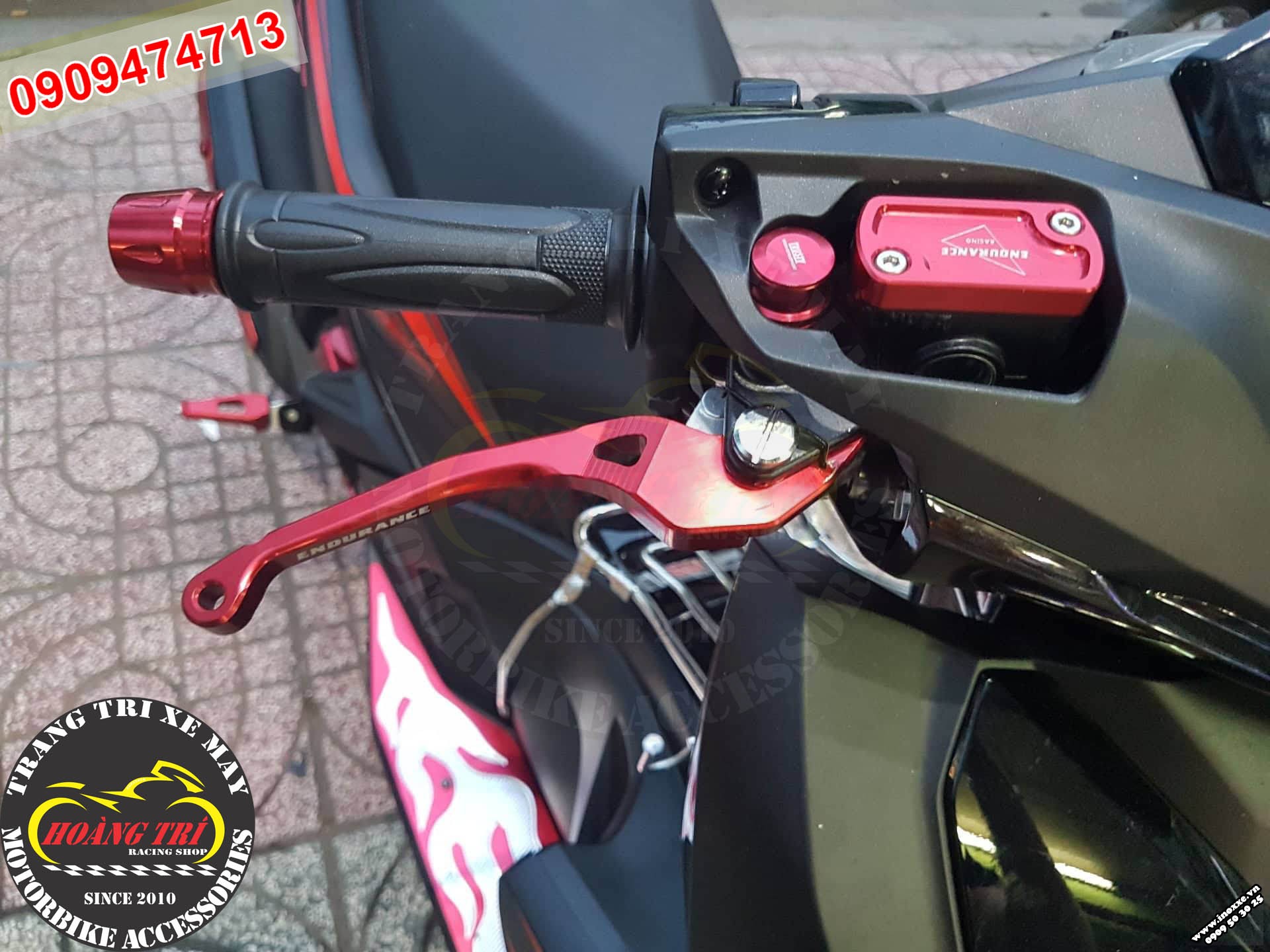 Ốp chụp dầu phanh Endurance màu đỏ gắn xe Airblade 2016