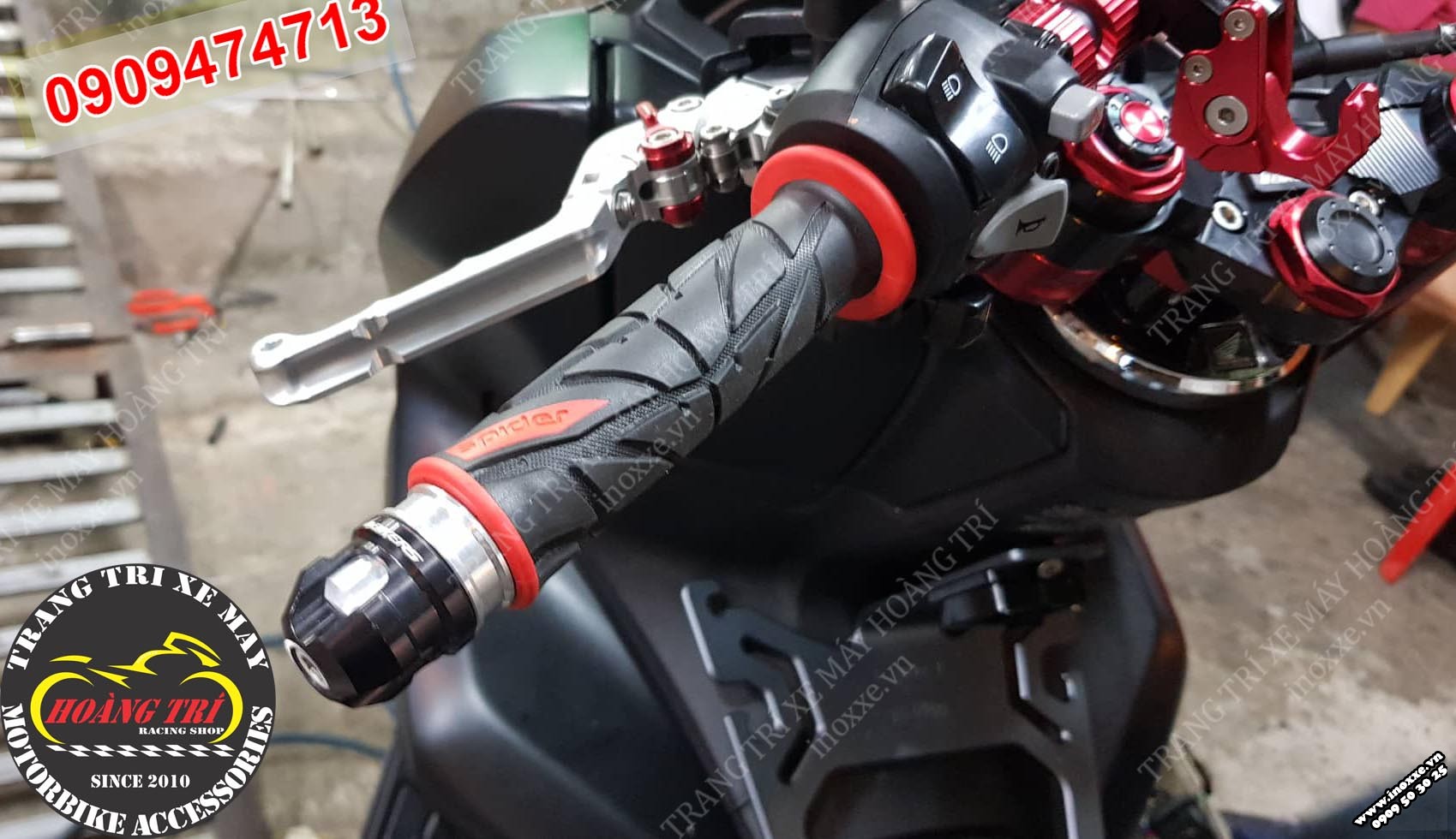 Bao tay Spider F màu đỏ đồng bộ với ghi đông Biker trên PCX 2018