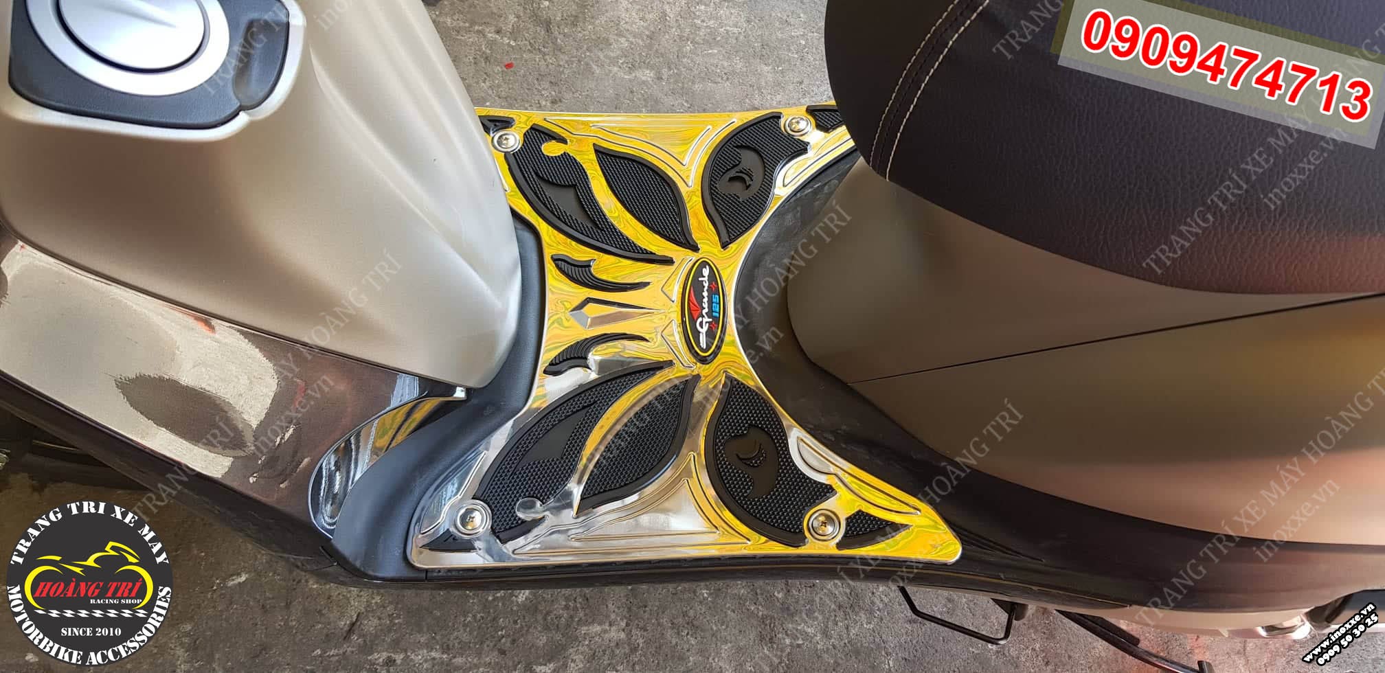 Cận cảnh lắp đặt lên xe thảm để chân Yamaha Grande 2019 Inox