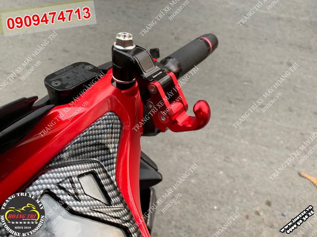 Cận cảnh móc treo đồ Biker màu đỏ