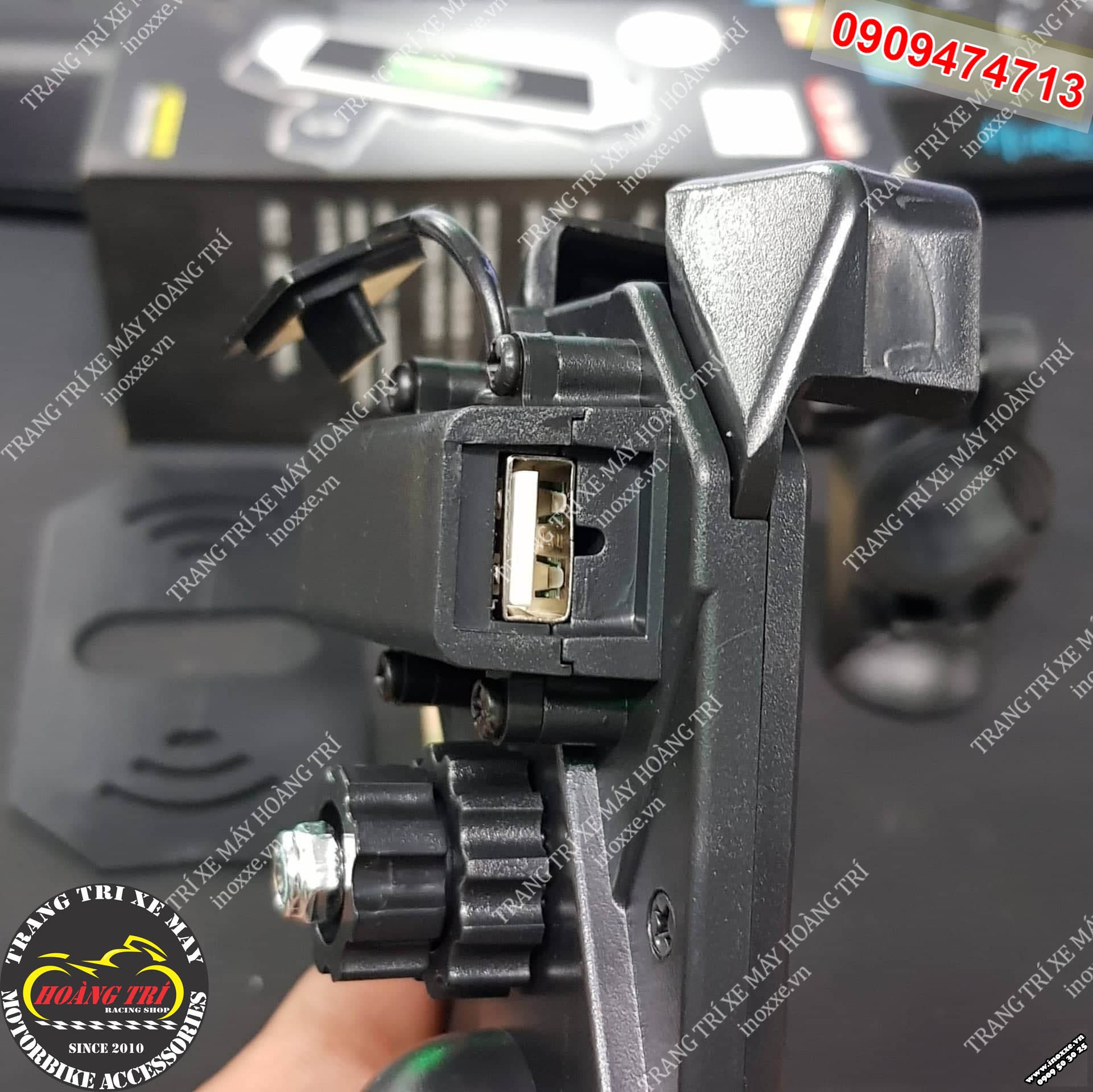 Đế kẹp điện thoại có cổng sạc USB