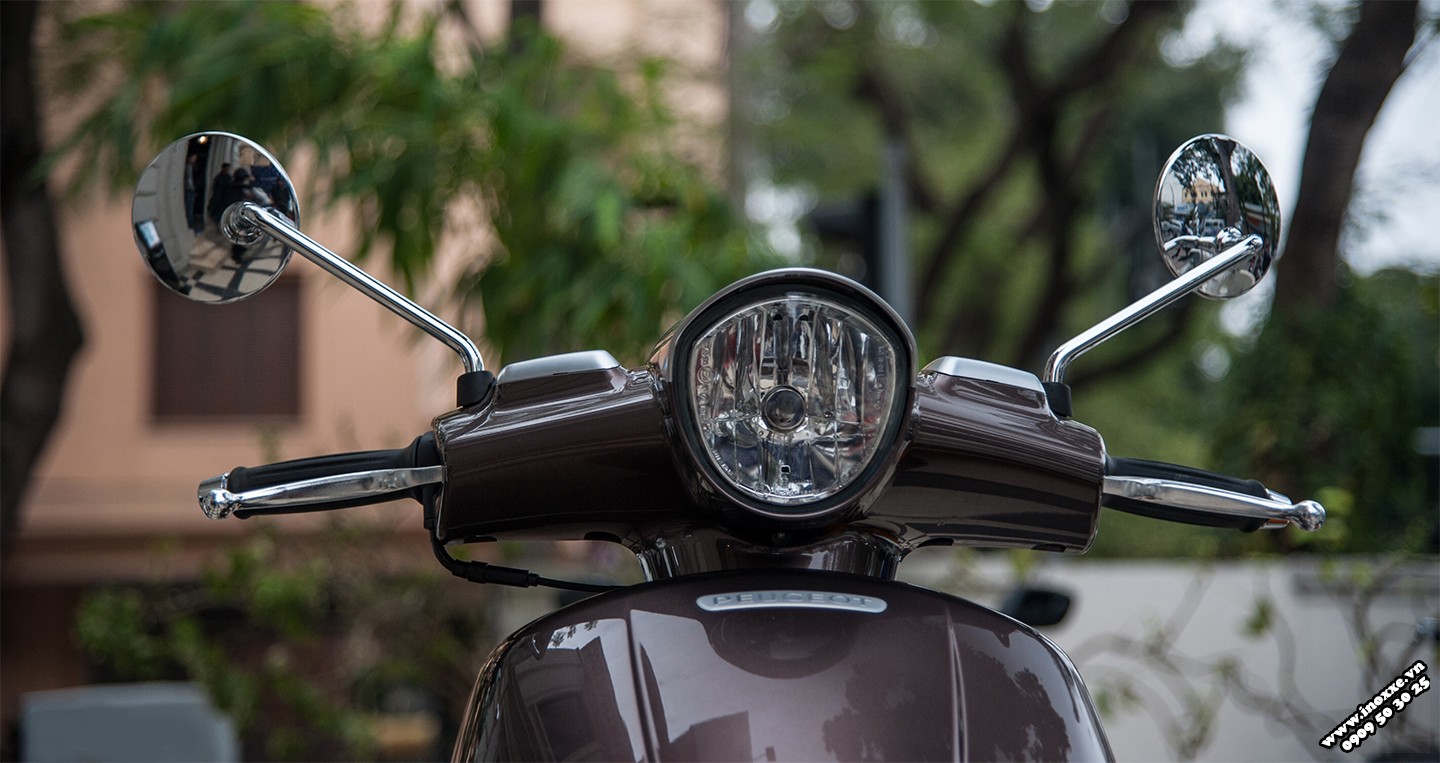 Đèn pha tròn cổ điển trên xe Peugeot Django