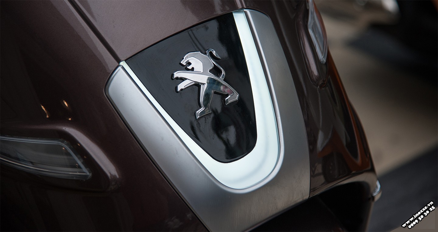Logo Peugeot khắc nổi trên mặt nạ trước xe Django