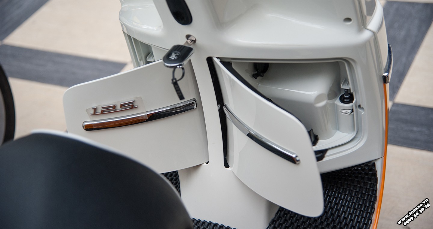 Hộc chứa đồ dưới yên rộng rãi của Peugeot Django