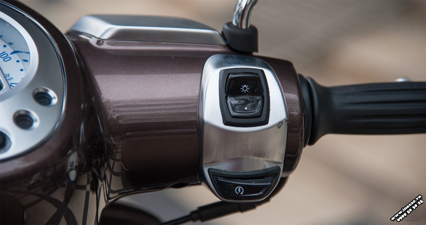 Cụm công tắc bên phải của xe tay ga Peugeot Django